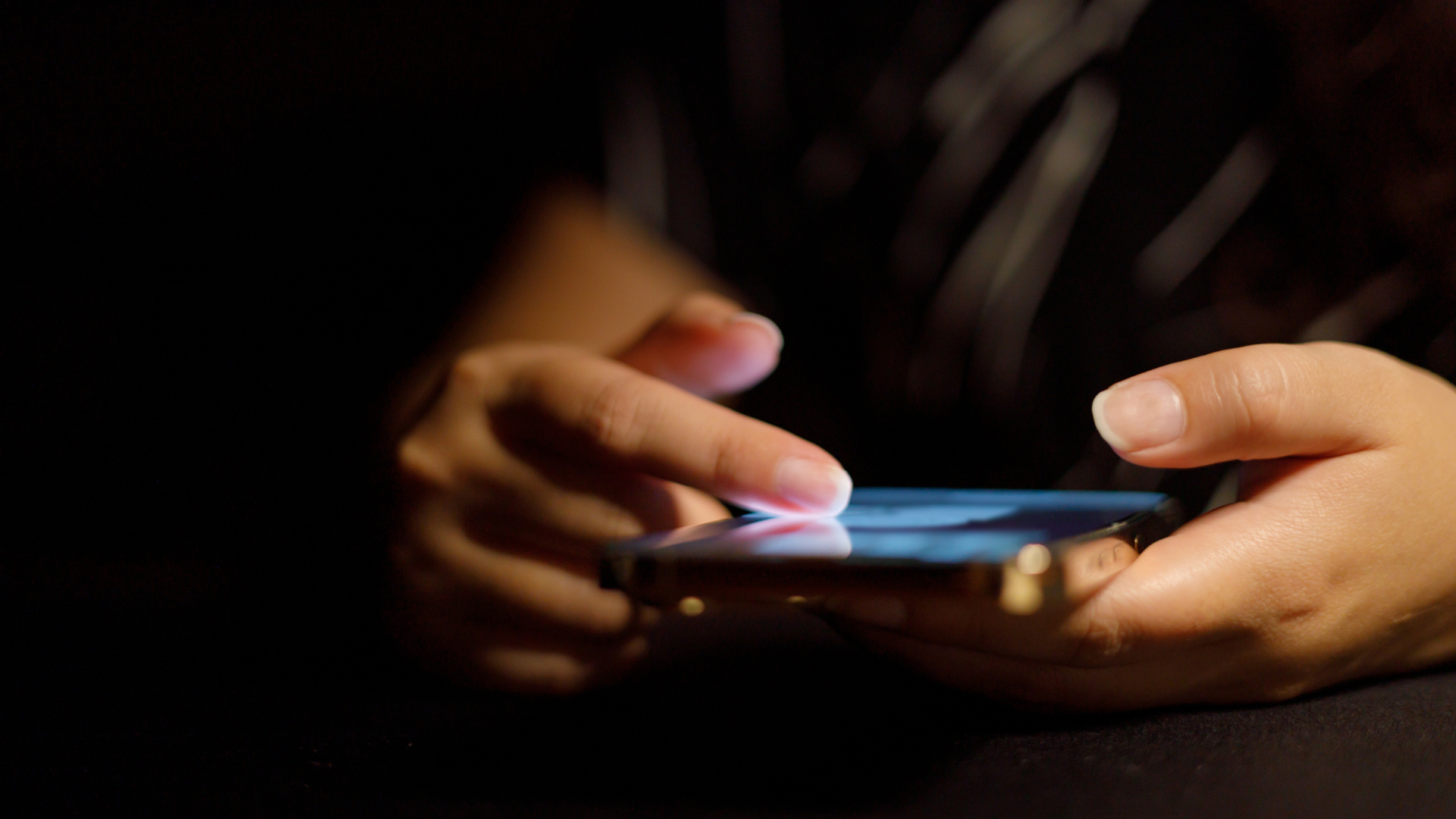 Professional scrolling on LinkedIn on a mobile phone, illustrating the Silent Buyer Effect in B2B marketing.